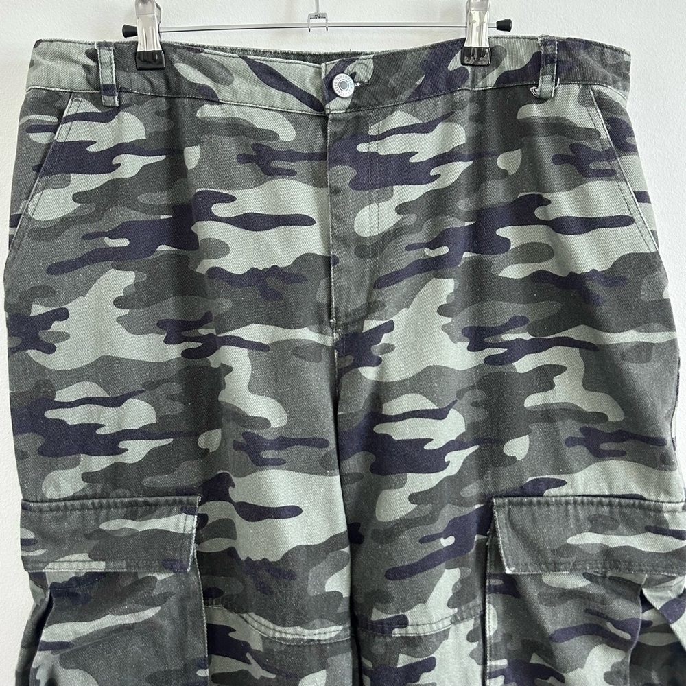High-Rise Wide-Leg Cargo Jeans in Green Camo - Picture 3 of 14